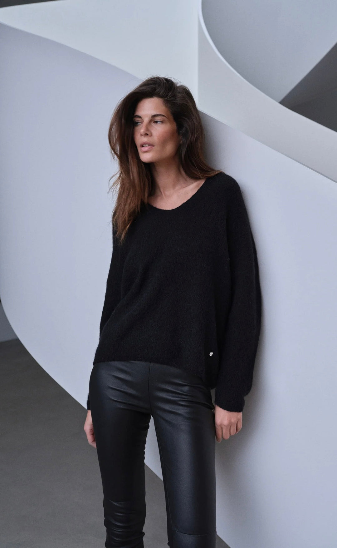 Thora V-Neck Knit Black