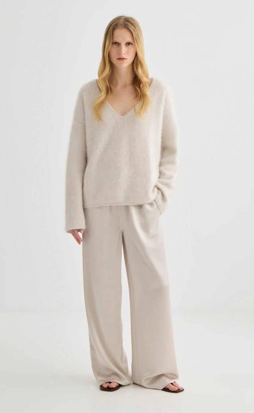 Brushed Cashmere V Neck Oyster