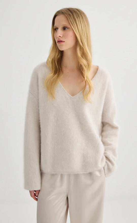 Brushed Cashmere V Neck Oyster