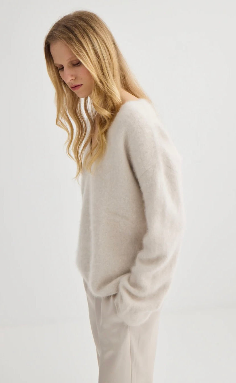 Brushed Cashmere V Neck Oyster