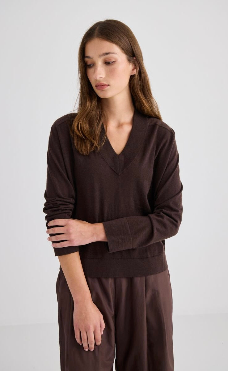 Featherlight Cashmere V Neck Chocolate