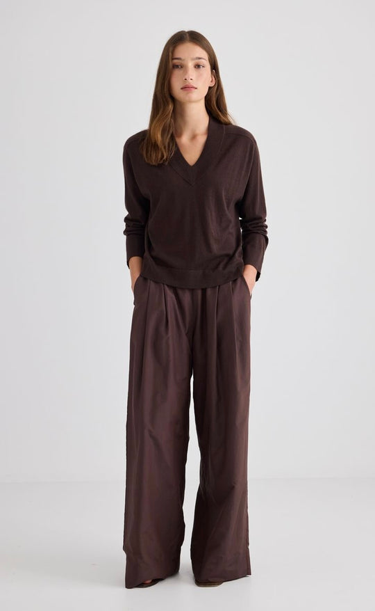 Featherlight Cashmere V Neck Chocolate