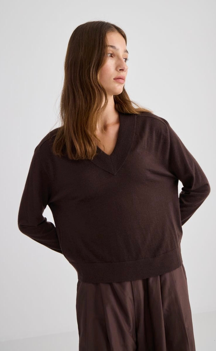 Featherlight Cashmere V Neck Chocolate