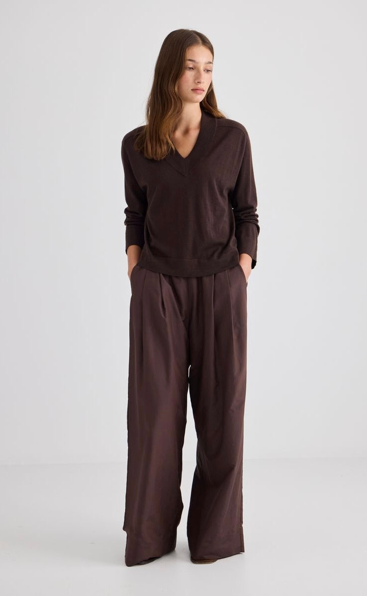 Featherlight Cashmere V Neck Chocolate