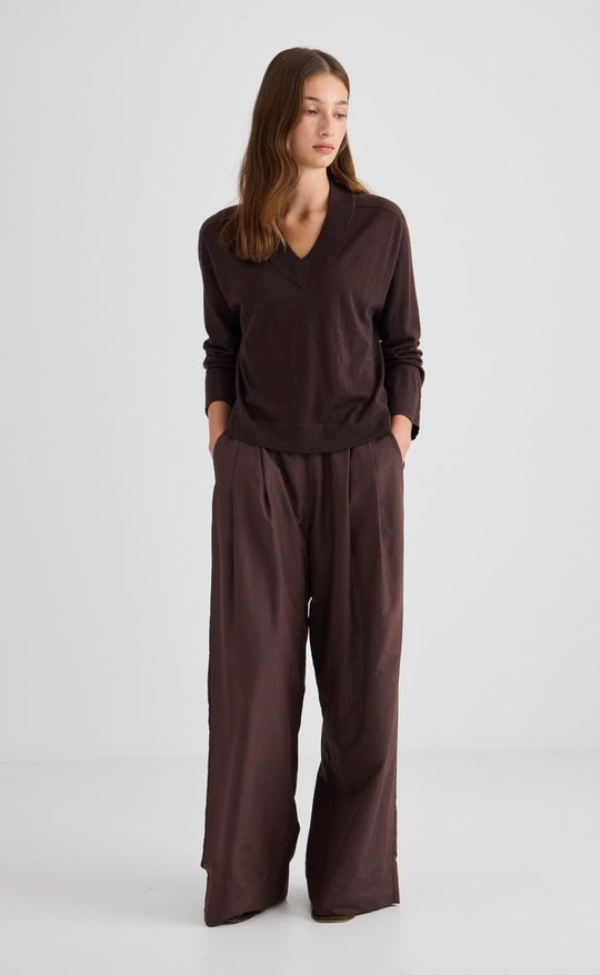 Featherlight Cashmere V Neck Chocolate