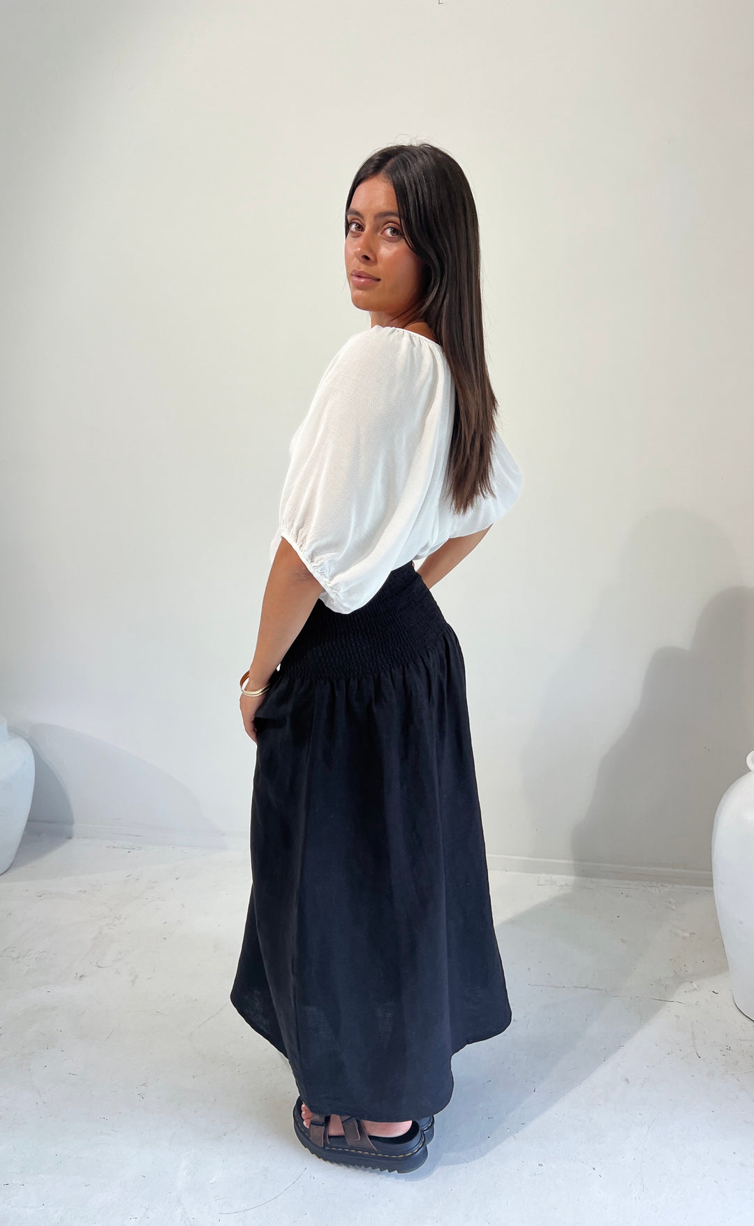 Temple Skirt Black Linen